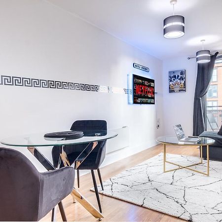 Maevela Apartments - Arcadian Versace Themed Apt ☆ Huge Balcony / Free Parking → Free Netflix -2 Min Walk From Birmingham Hippodrome Theatre, Arcadian, China Town, Sidewalk Club, Gay Village, 5 Mins From New Street Train Station - Birmingham Grand Ce Εξωτερικό φωτογραφία