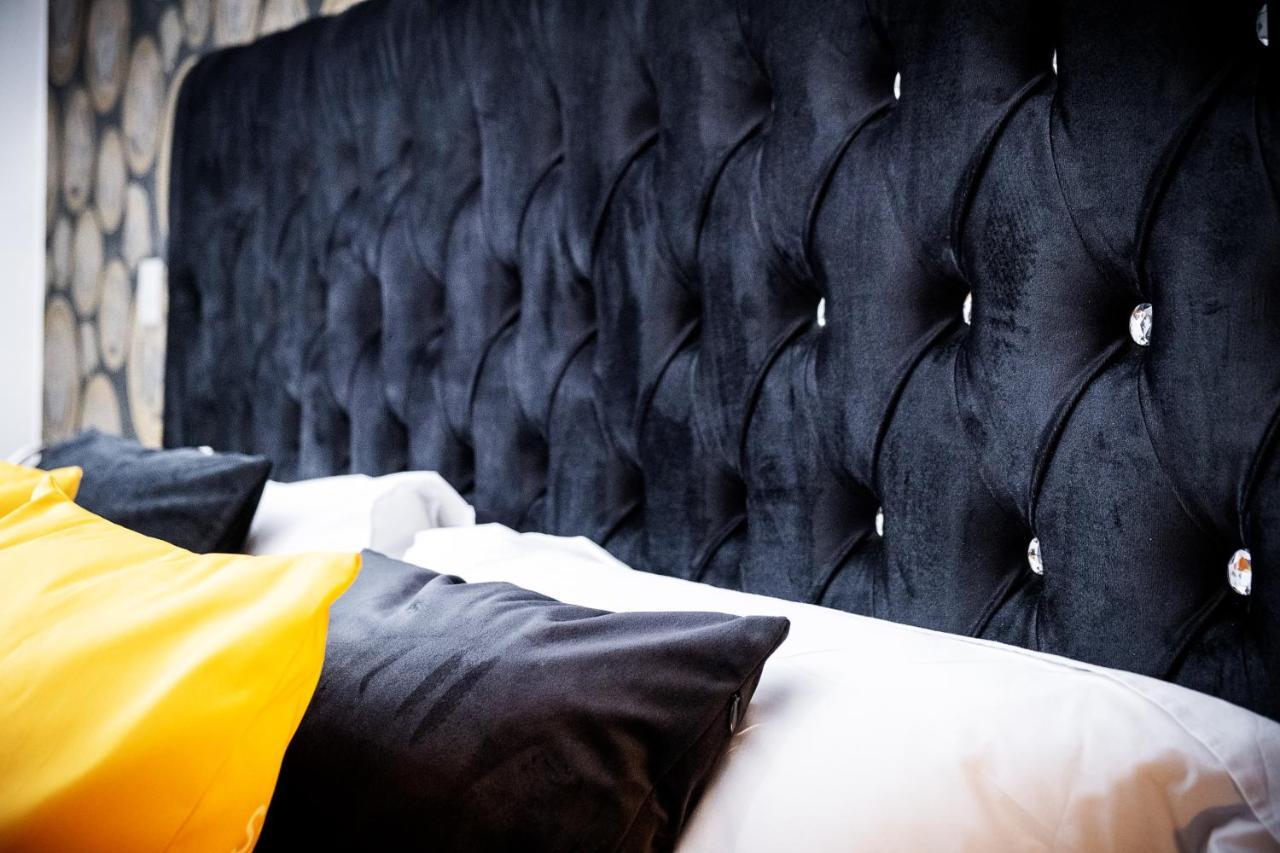 Maevela Apartments - Arcadian Versace Themed Apt ☆ Huge Balcony / Free Parking → Free Netflix -2 Min Walk From Birmingham Hippodrome Theatre, Arcadian, China Town, Sidewalk Club, Gay Village, 5 Mins From New Street Train Station - Birmingham Grand Ce Εξωτερικό φωτογραφία