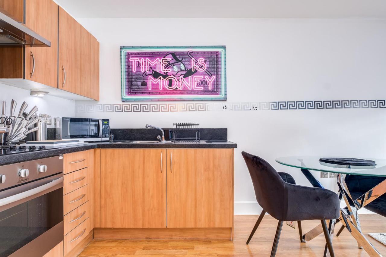 Maevela Apartments - Arcadian Versace Themed Apt ☆ Huge Balcony / Free Parking → Free Netflix -2 Min Walk From Birmingham Hippodrome Theatre, Arcadian, China Town, Sidewalk Club, Gay Village, 5 Mins From New Street Train Station - Birmingham Grand Ce Εξωτερικό φωτογραφία