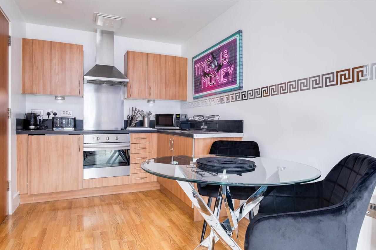 Maevela Apartments - Arcadian Versace Themed Apt ☆ Huge Balcony / Free Parking → Free Netflix -2 Min Walk From Birmingham Hippodrome Theatre, Arcadian, China Town, Sidewalk Club, Gay Village, 5 Mins From New Street Train Station - Birmingham Grand Ce Εξωτερικό φωτογραφία