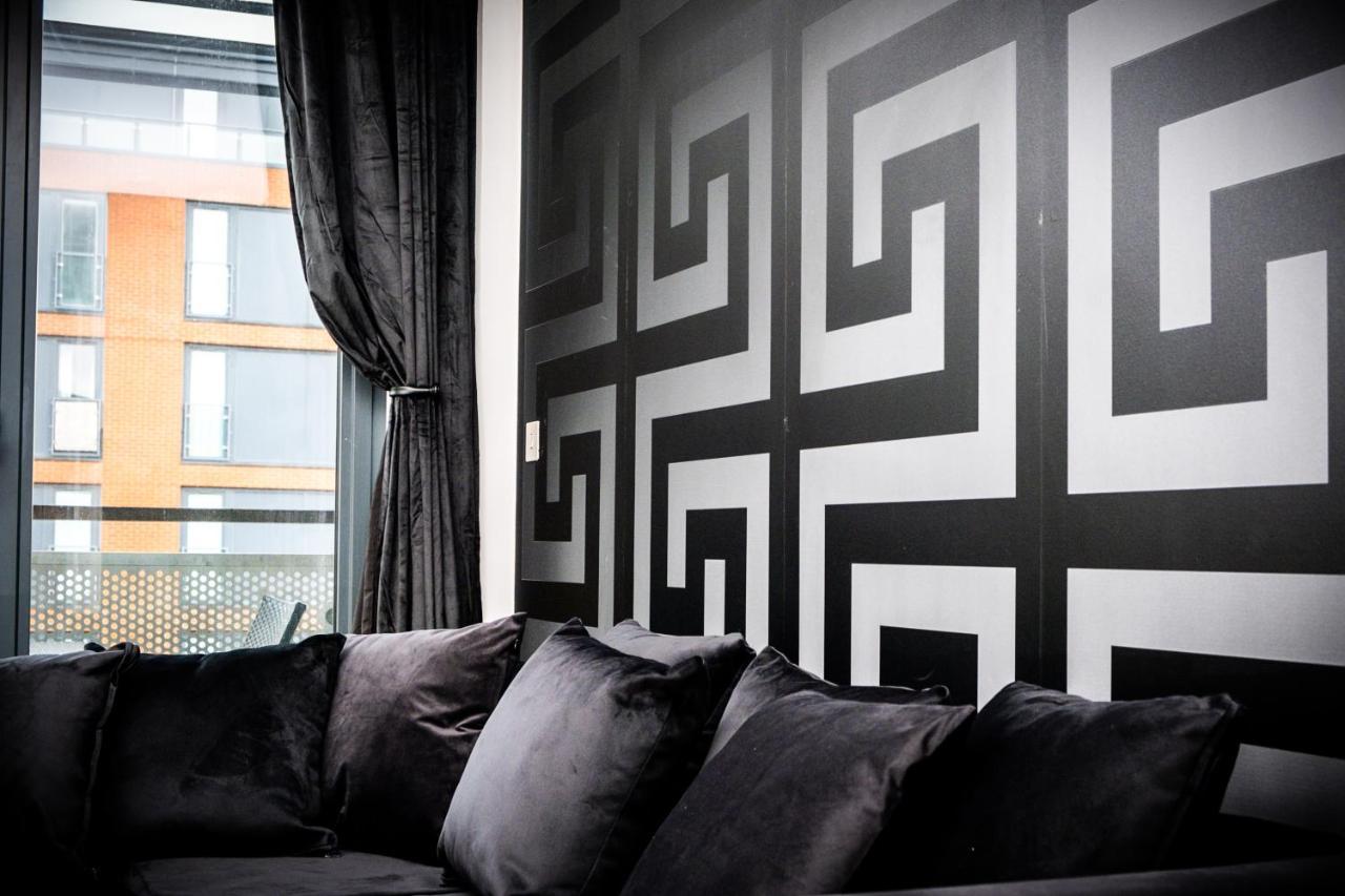Maevela Apartments - Arcadian Versace Themed Apt ☆ Huge Balcony / Free Parking → Free Netflix -2 Min Walk From Birmingham Hippodrome Theatre, Arcadian, China Town, Sidewalk Club, Gay Village, 5 Mins From New Street Train Station - Birmingham Grand Ce Εξωτερικό φωτογραφία